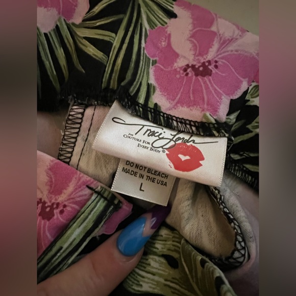 Pinup Couture Pinup Girl Clothing Traci Lords Tropical print Capri pants. Large - Picture 3 of 4